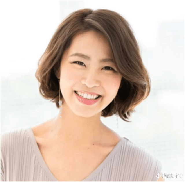 发型 40岁女人头发不要剪太短，这3款发型好看又显气质，太合适过秋了