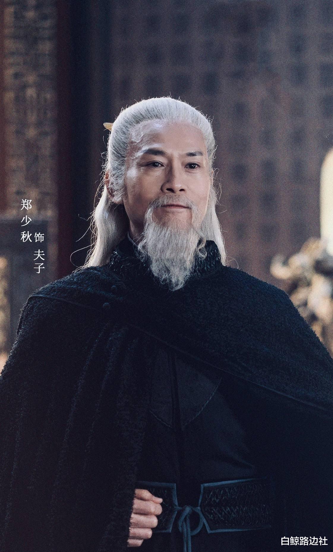 郑少秋|74岁郑少秋现身机场！瘦骨嶙峋难掩儒雅气质，被粉丝热情包围送花