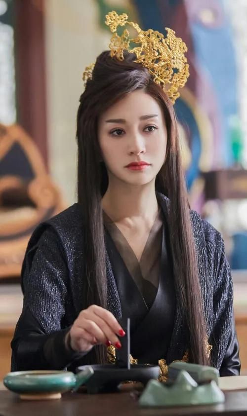 李小冉|演员李小冉，40岁苦尽甘来，5个亿随便花，被丈夫宠成宝