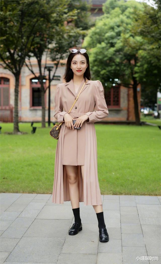 小喵聊时尚|今年的“驼色风衣”都这么穿？上身洋气又显瘦，比你想象中要好看