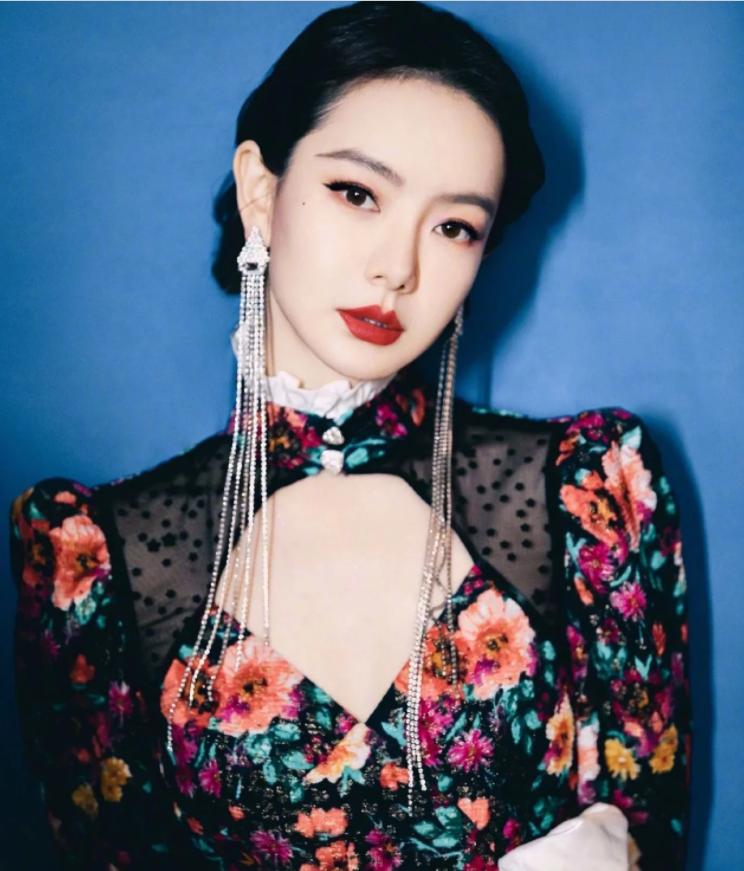 灵熙说珠宝 戚薇：高颜值，风格多样化，不管是性感、可爱、酷炫都能驾驭
