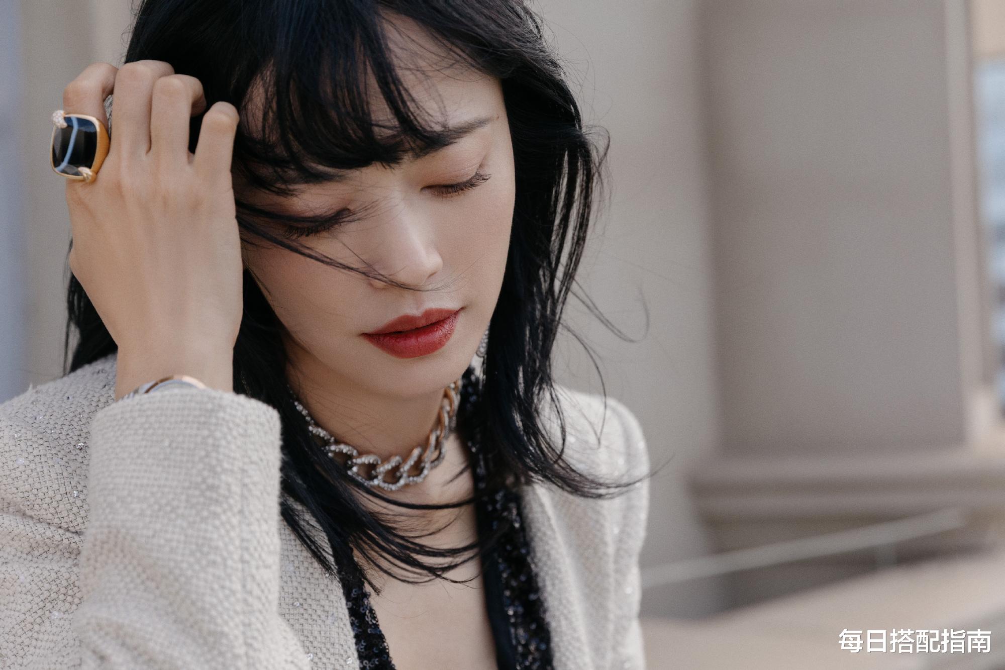 每日搭配指南|姚晨这造型真有韵味,穿亮片连体裤大秀事业线,散发成熟女性魅力