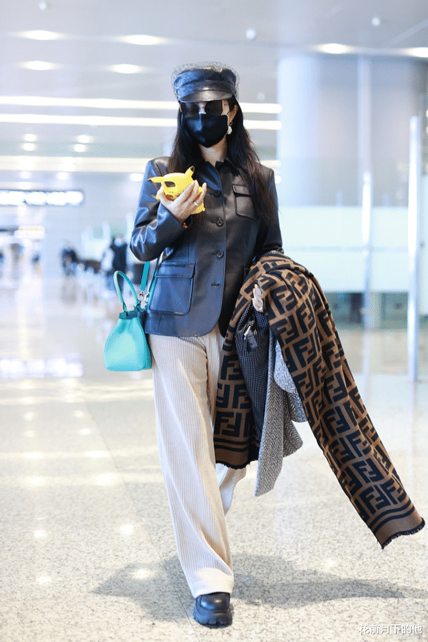 范冰冰|范冰冰大胆挑战透视裙，中间镂空一块秀出小腹，薄纱难遮事业线