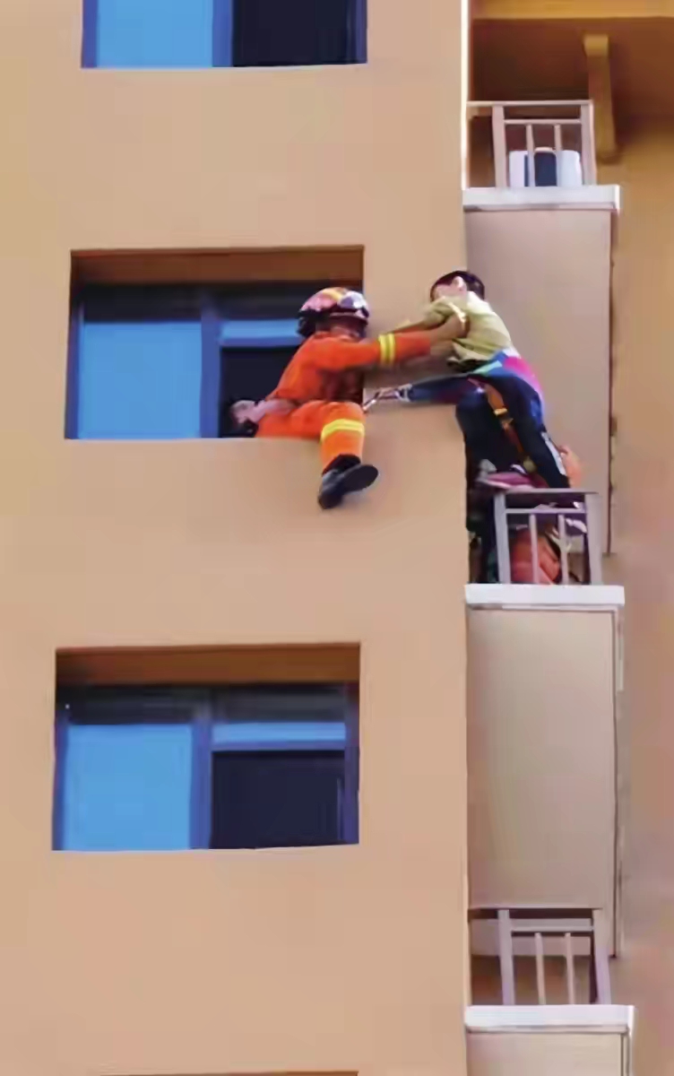 太原日报 太原一男童被困高层外墙空调箱,消防救援火速出动成功解救