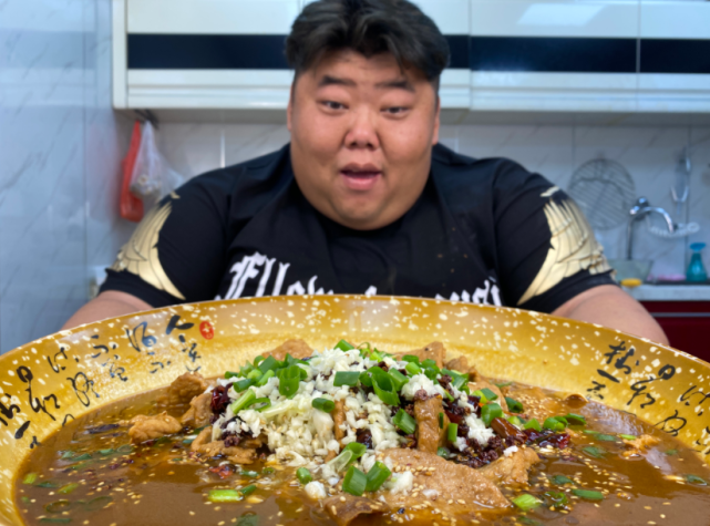 咳嗽 600斤胖猴仔要减肥？只关心饭量是否管饱，网友：被绑架就咳嗽两声