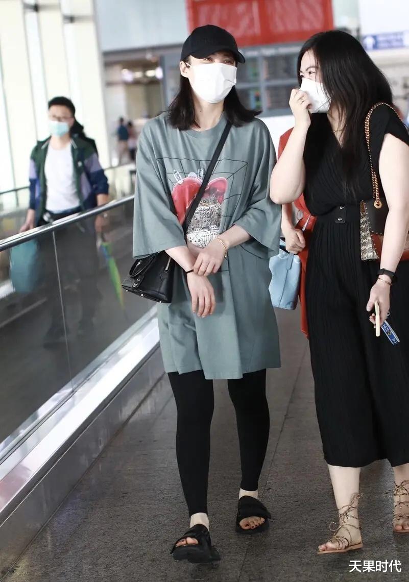 穿衣搭配|蒋勤勤真没明星架子，“孕妇”式打扮亮相机场，脚踩拖鞋超接地气