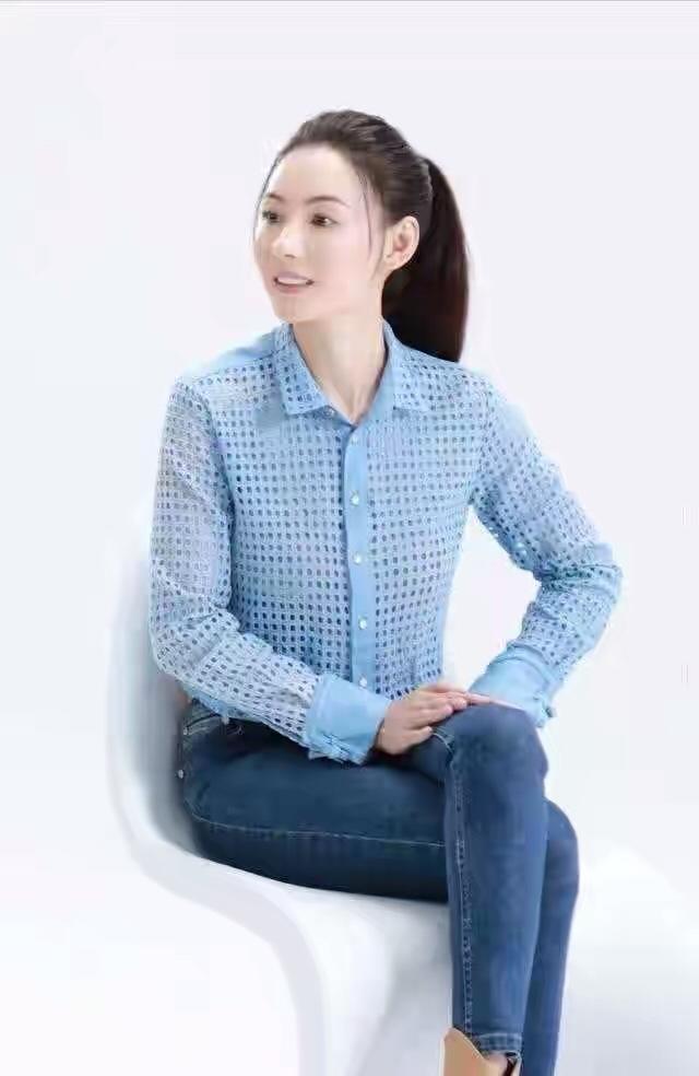 穿衣搭配|张柏芝这气质是天生的吧！穿绿色衬衣搭配白色半裙，女神范十足