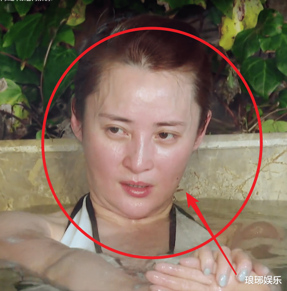 刘涛|妻子5素颜泡温泉，张馨月产后身材成焦点，42岁的刘涛我却看愣了