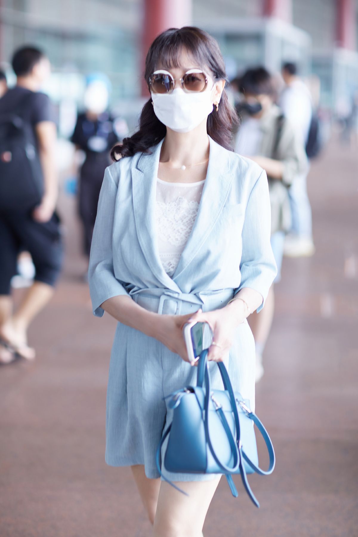 大表姐的时尚圈|赵雅芝真的很会穿,“西装连体裤”优雅范十足,真看不出年近70