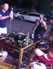 菠菜 “去女老板家上厕所，发现没洞，这怎么用？”网友回复笑趴了...