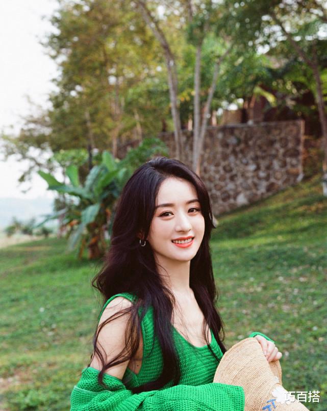 赵丽颖|赵丽颖离婚后更美了！穿“原谅绿色”现身机场，美得清新脱俗