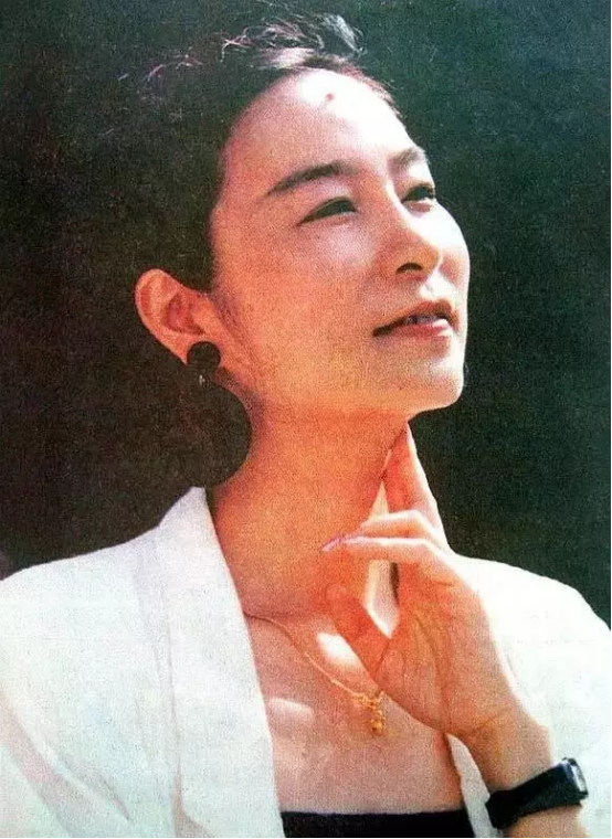 奚美娟|“满贯影后”奚美娟：与潘虹同窗，39岁产子被弃，前夫已另娶