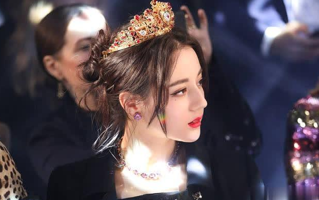 迪丽热巴|独特的气场，美得耀眼 迪丽热巴特随和善良一姑娘