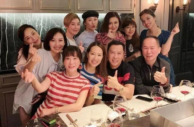 时尚风行派 59岁关之琳现身富豪生日宴！跟新晋港姐合影，穿皮衣气场全开超美