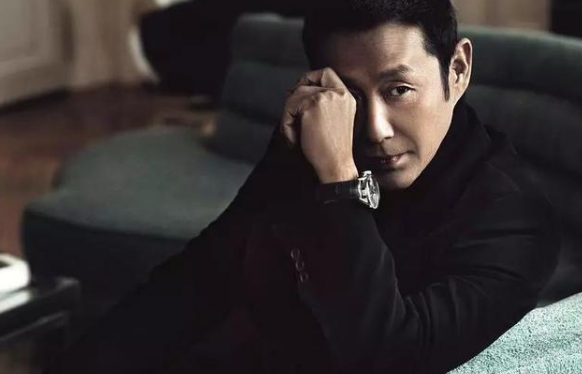 陈道明|66岁陈道明参加会议！穿一身运动红衣好亮眼，手机壳老旧显简朴