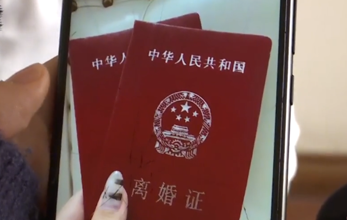 儿子判给妈妈,前夫不愿给抚养费,妻子一怒之下改掉儿子姓氏?