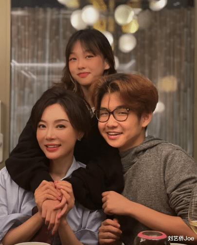 陈数|陈数一家四口再次同框，结婚10年未有子嗣，视继子养女如己出