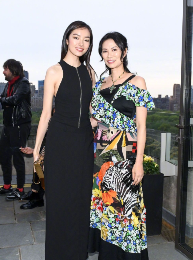 邓文迪|邓文迪不愧是亿万富婆，穿那么花也不俗气，超大的祖母绿项链抢镜