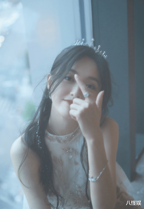 唐嫣|唐嫣六一晒罗晋视角母女照，小小糖打扮时尚，手臂修长攥着拳萌翻