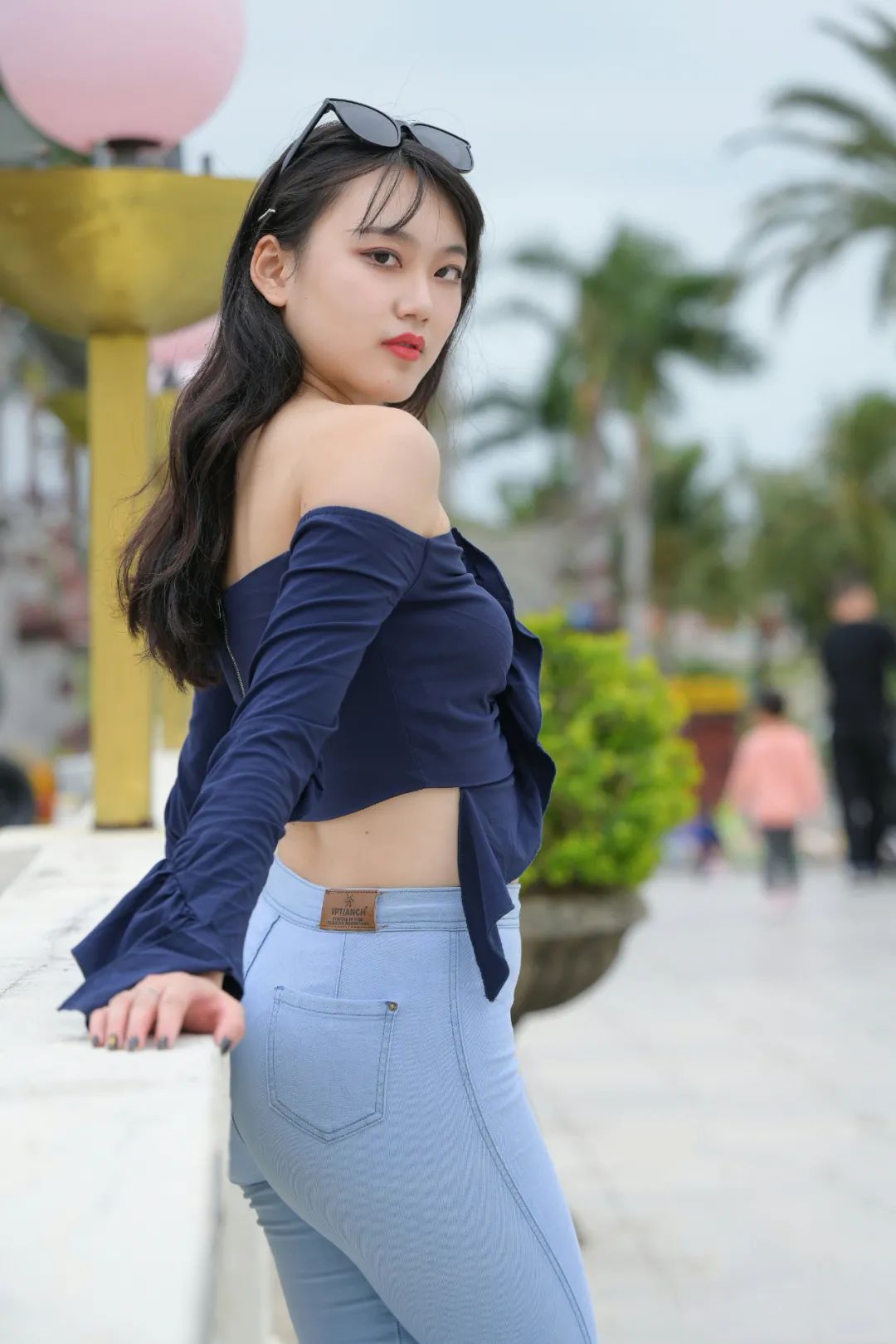 时尚穿搭女装|街拍:穿牛仔裤的时尚女生,展现软妹feel