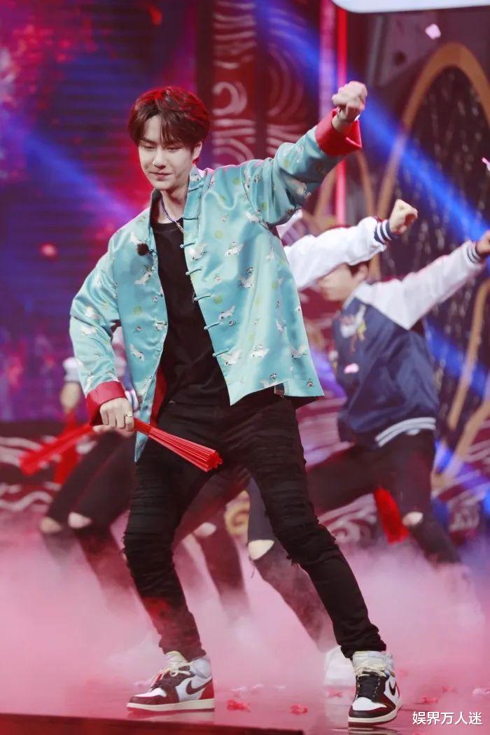 王一博|王一博全能人设被打脸？被曝招摩托滑板舞蹈替身，还意外暴露身高