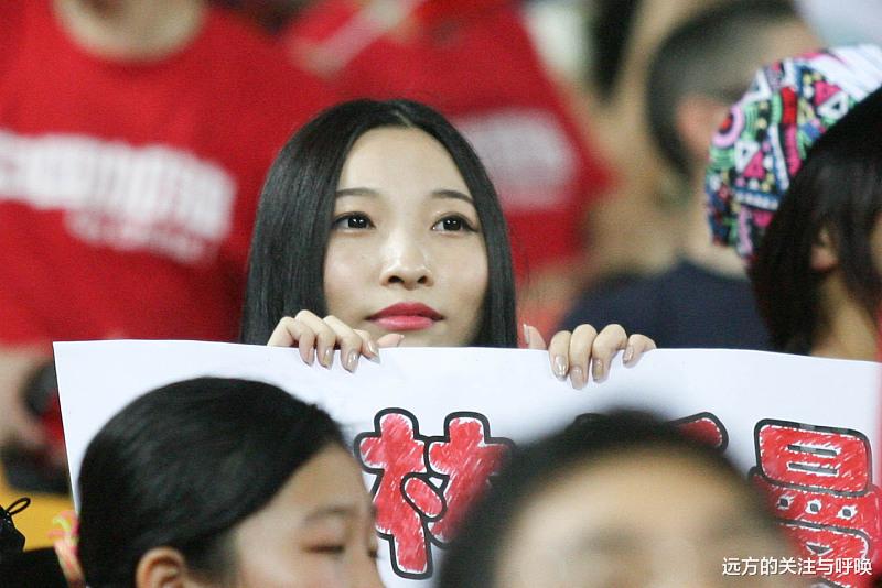 聚会|办公室的尴尬:被误解与美女同事穿情侣装