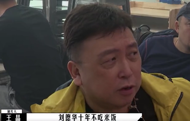火龙果 24岁关晓彤减肥餐太奢侈！用燕窝拌火龙果，运动后皮肤红润细嫩