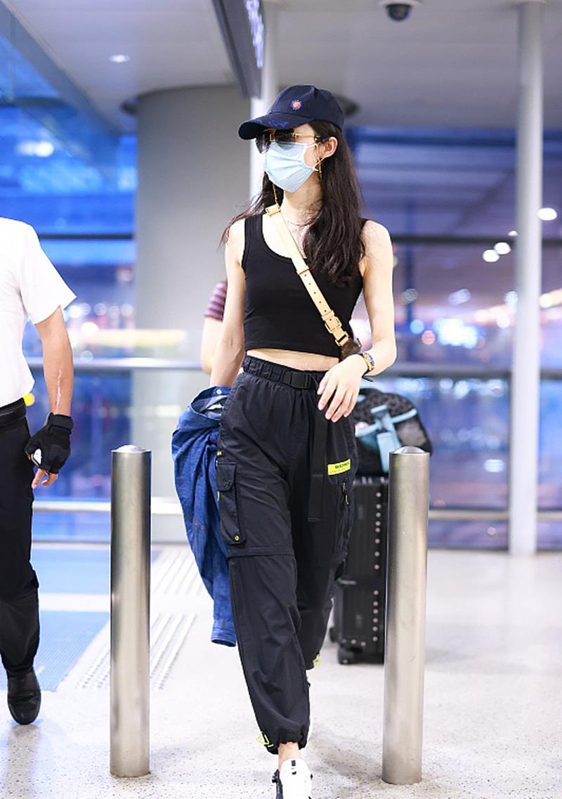 清娱吧|韩雪气质真好，黑色露腰背心配运动裤，舒适时髦特别酷