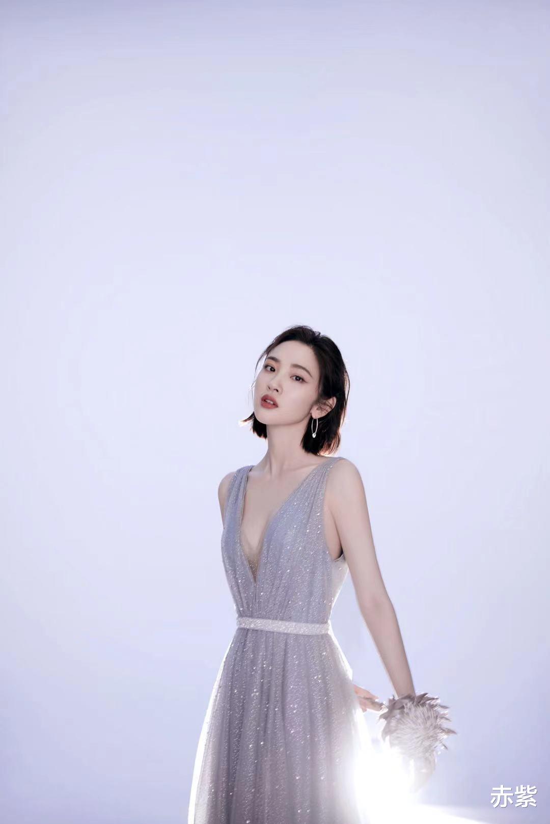 赤紫|穿礼服的唐艺昕美翻了，灰色调设计看起来很高级