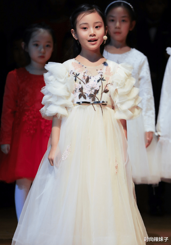 贾云馨|甜馨近照公开，彻底摆脱“丑娃”模样，像爸像妈不言而喻