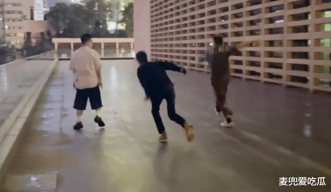 肖战|肖战夜游成都街头？白衣少年清唱《成都》，快乐的像个大男孩？