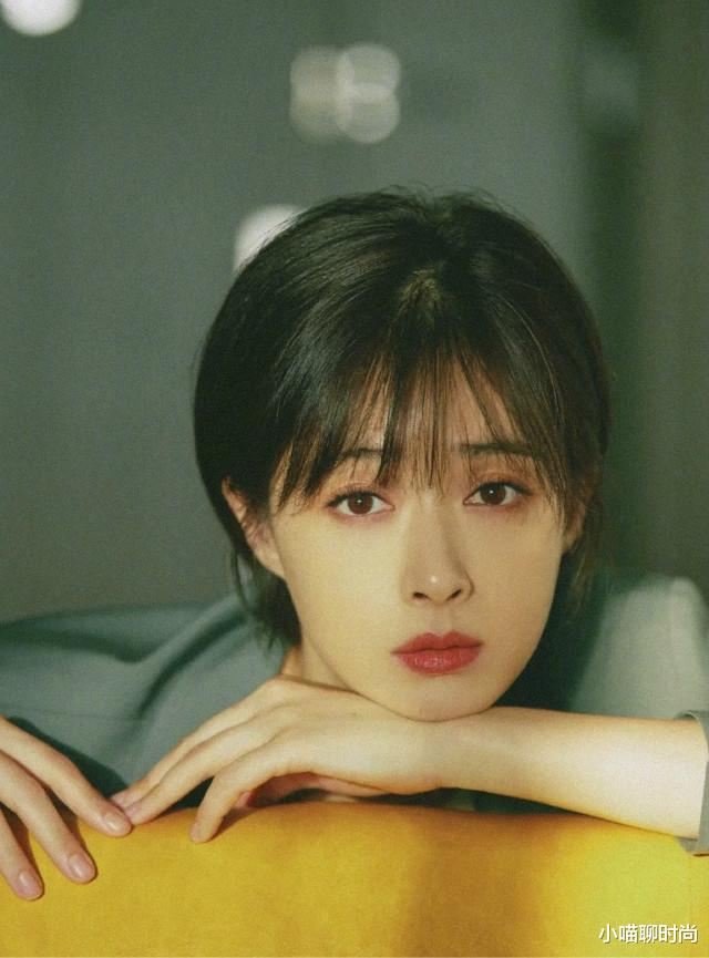 短发|过了40岁的职场女人,建议剪这4款“贴耳短发”,显脸小又显气质