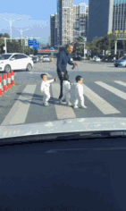 广州市 老婆跟领导出差，发来照片说在广州塔，朋友看了劝我离婚，为什么？