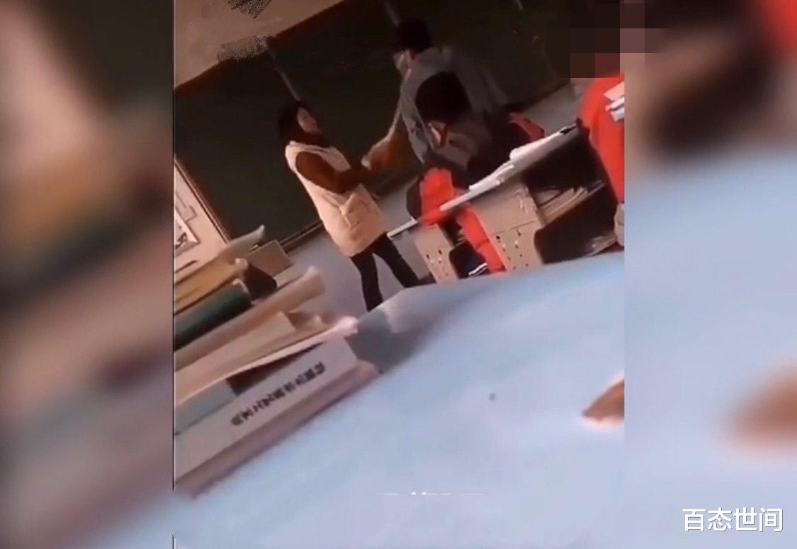 百态世间 陕西一女老师持扫把猛力抽砸多名学生脖子，下手之重隔屏幕看都疼