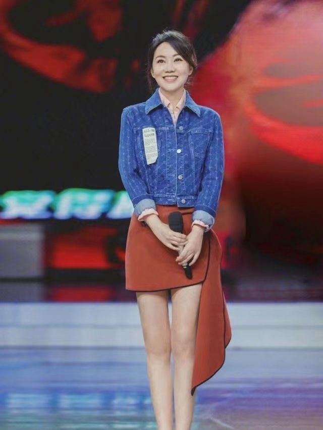 闲鱼有话说 50岁闫妮真会凹造型，卫衣上裹围巾时髦还气质，却被裤子暴露年纪