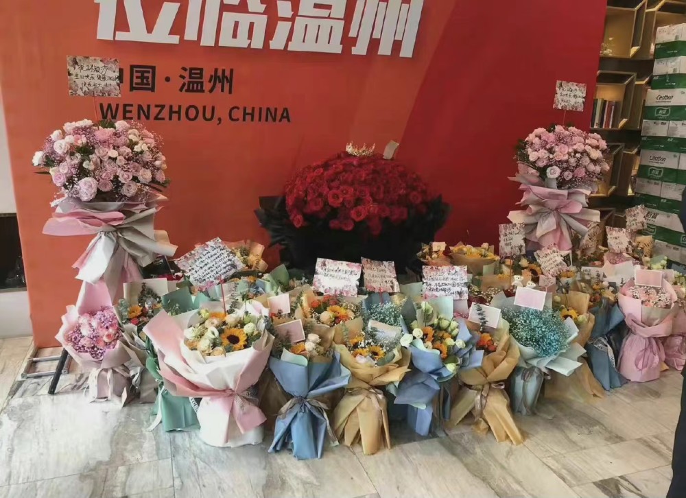 那些你很冒险的梦 孙颖莎生日收666朵玫瑰,拍照留念,酒店大堂变花海,保安忙不停