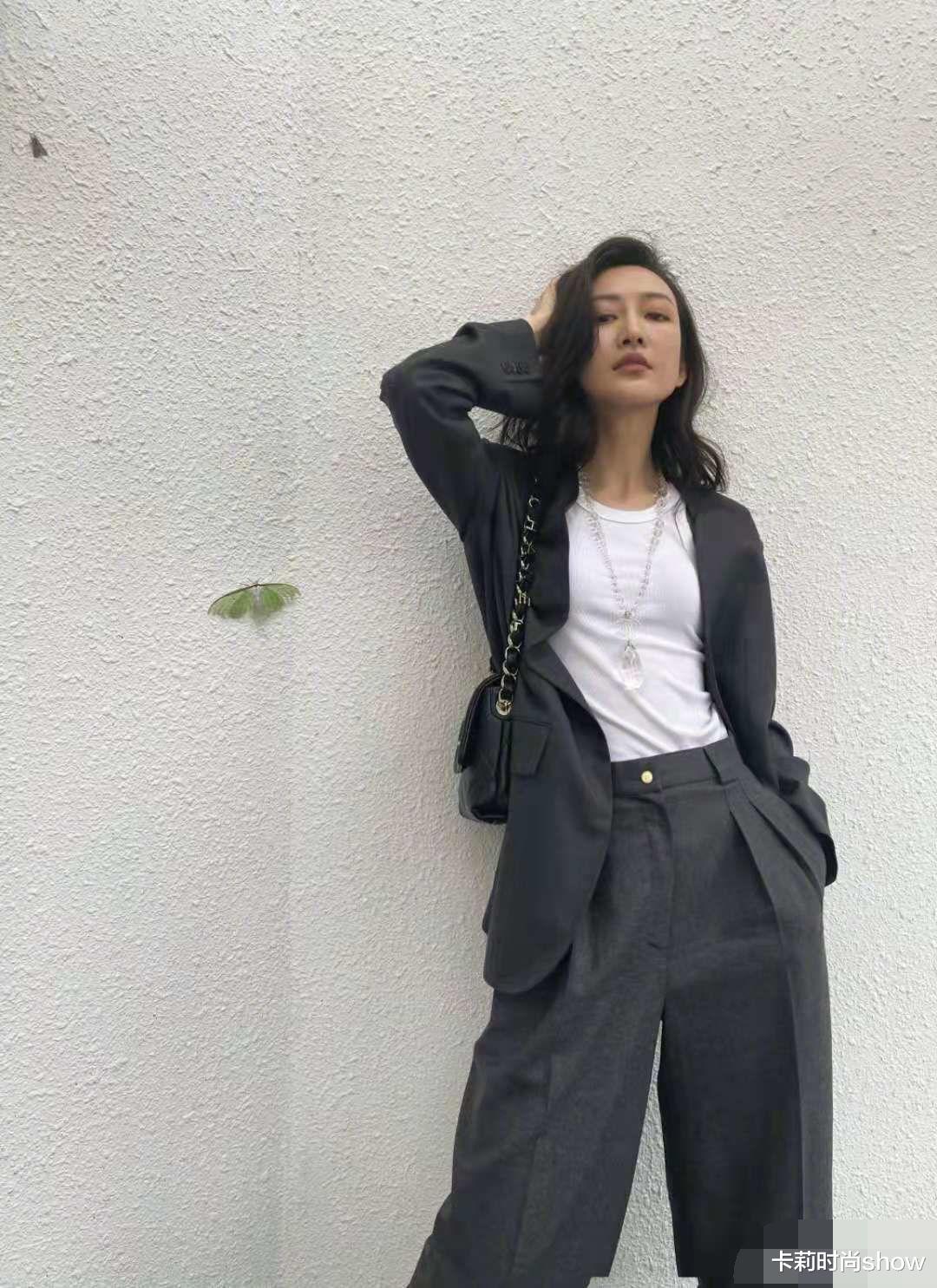 卡莉时尚show|王鸥有多瘦看脚就知道，西装配短裤洋气高级，靴子穿成“堆堆袜”