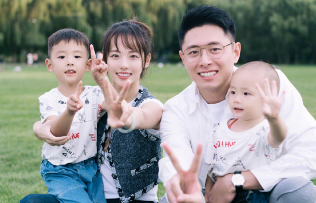 张嘉倪|张嘉倪过万圣节，大冷天穿露肩长裙，与男粉亲密合照不惧买超吃醋