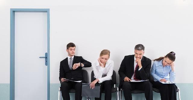 职场故事|奇葩求职，HR问“五百个女人仰泳，打一地名”，面试者答完羞红脸