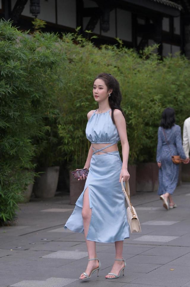穿衣搭配|颜值不够，衣品来凑，这套“吊带+裙装”搭配，让你美的酣畅淋漓
