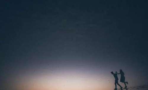 雍正|小情侣见父母，无意间看见墙上老照片不敢信，拽住丈母娘不松手