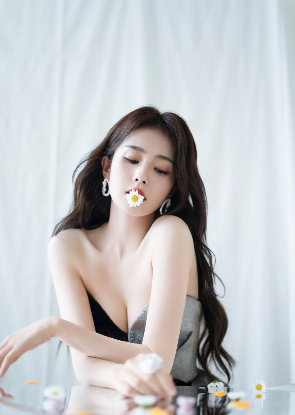 白梦妍|白鹿身材曲线优越！一袭低胸银黑拼接长裙，网友：身材让人羡慕