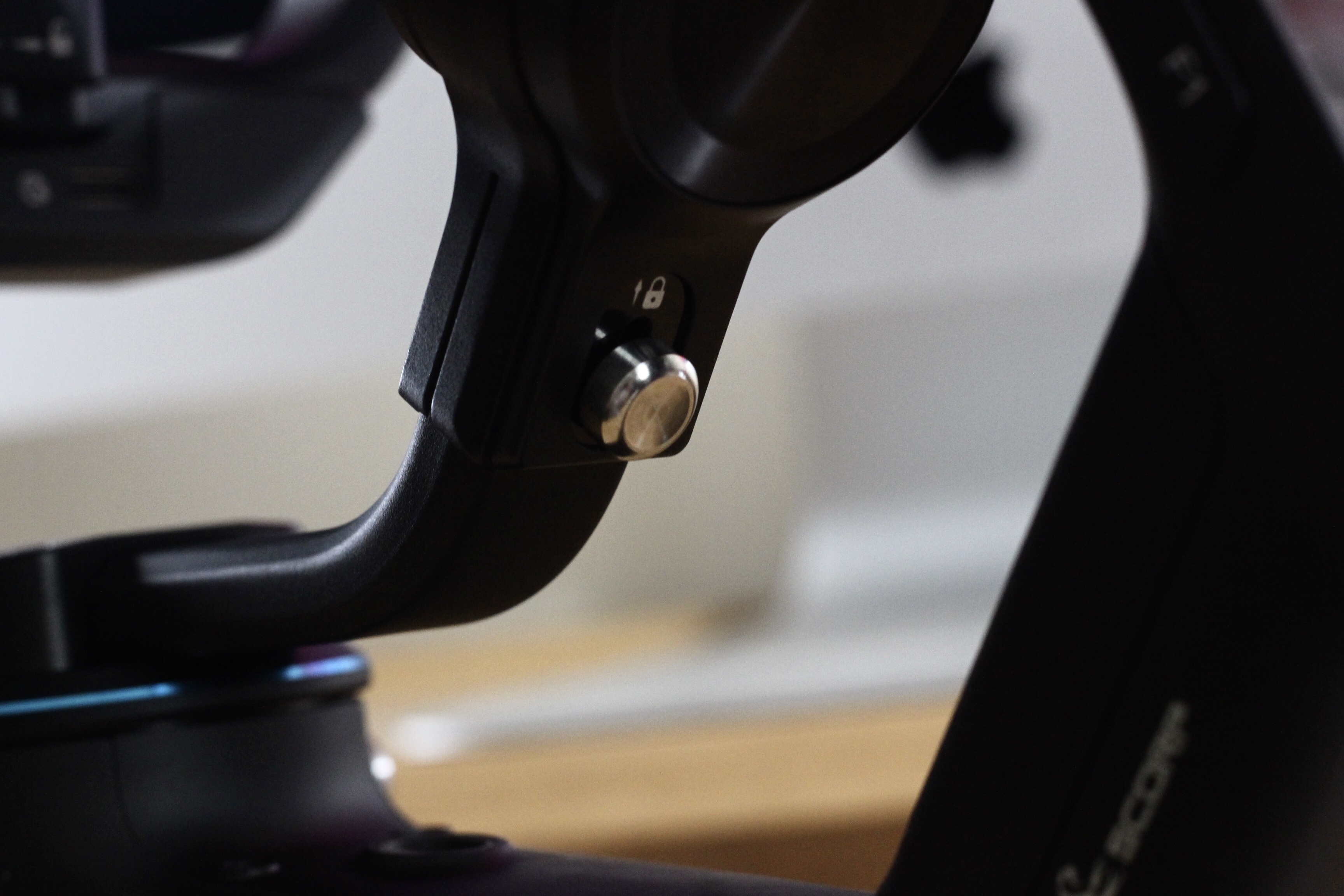  飞宇蝎子三轴相机手持稳定器体验：这是一款身怀绝技的稳定器