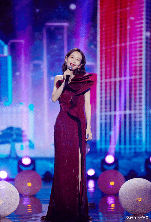 甄嬛传|39岁王鸥登央视舞台，穿酒红色礼裙优雅如贵妇，女神魅力真挡不住