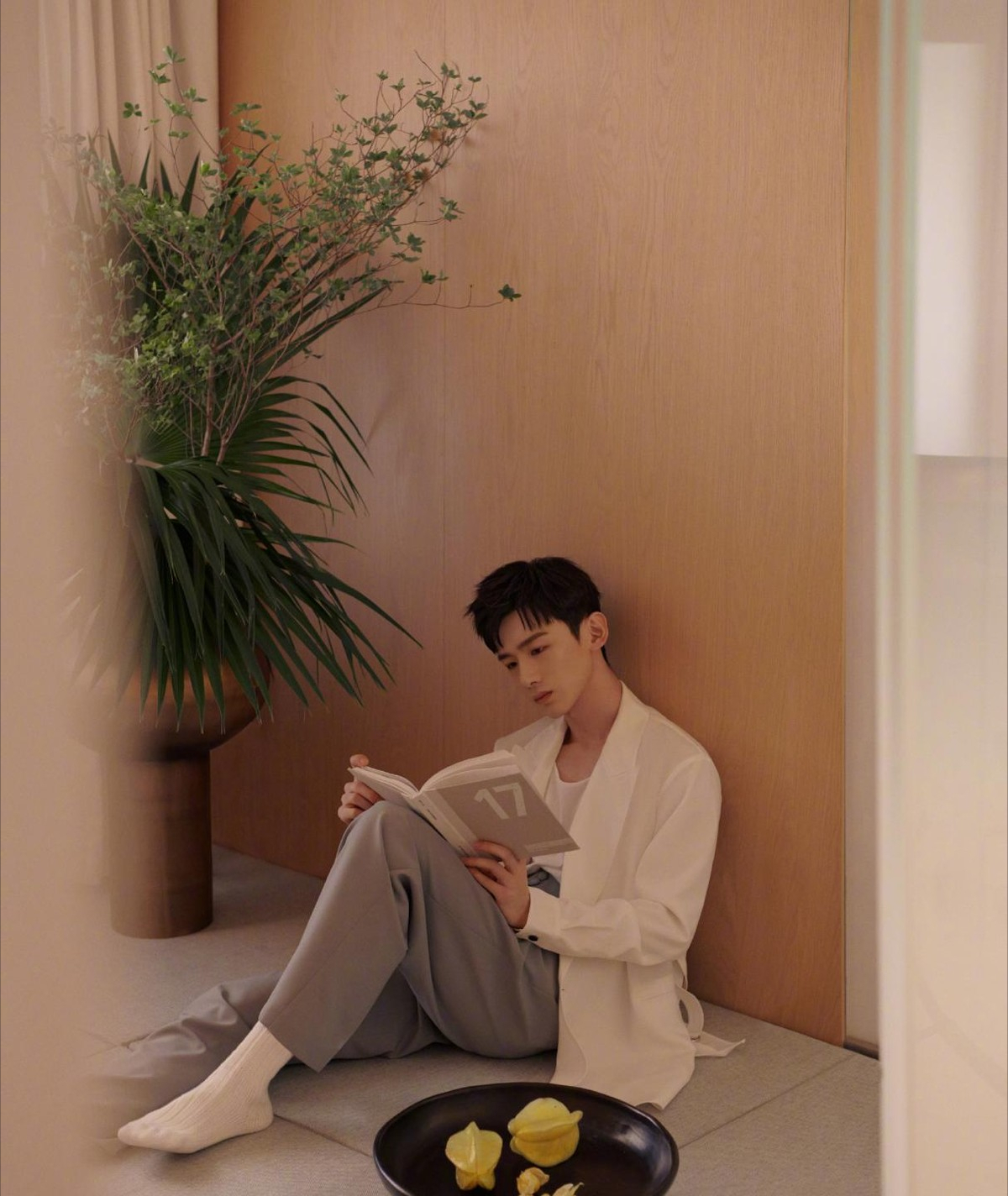 Lady变美日记|“出道7年”的白敬亭，衣品越来越好，针织开衫配拖地裤好时髦