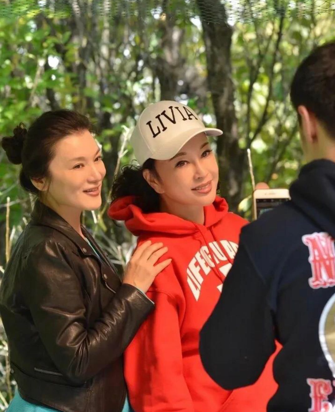 潮帮先生 刘晓庆和妹妹同框，两人同穿卫衣配“阿姨卷”，差5岁气质也不同