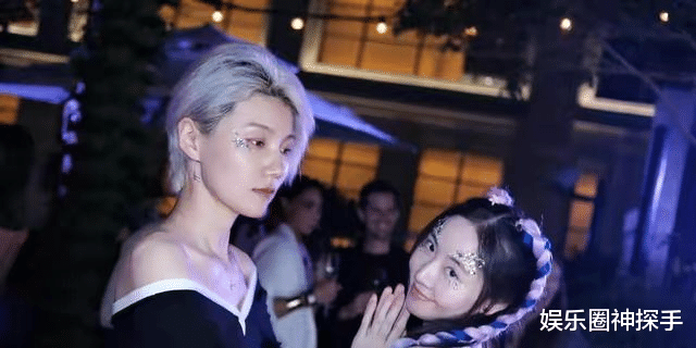 刘晓庆|陈露闺蜜王萌被扒，两人合影画风引网友质疑