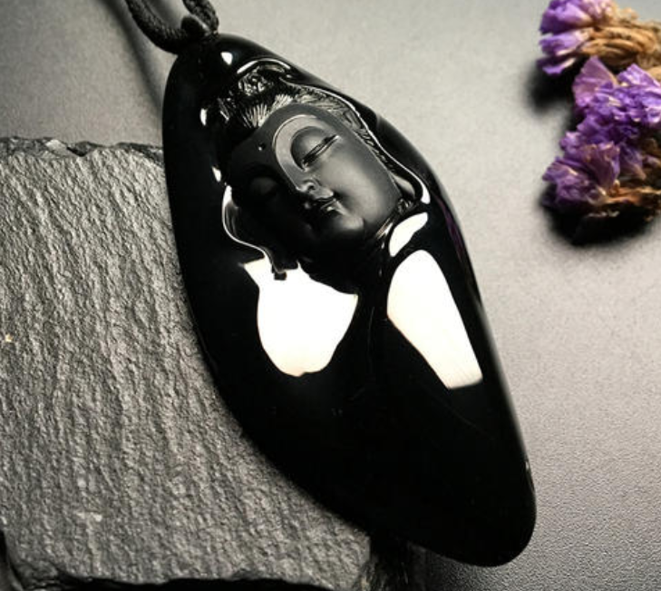 翡翠|墨翠黑如点漆，玻璃种的墨翠却闪闪发光，罕见的墨翠手镯你听过吗