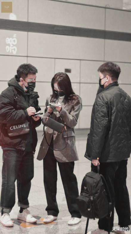 穿衣搭配|张小斐走红后力压众85花，灰色西装配高领毛衣，打造干练职场look