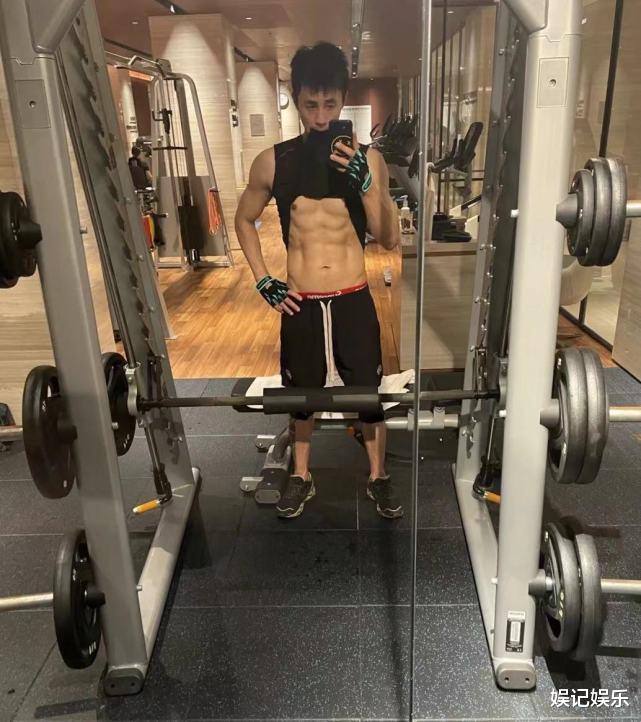 吴谢宇|王灿抱女儿走累了，老公杜淳当“人肉沙发”，一家三口高调秀幸福